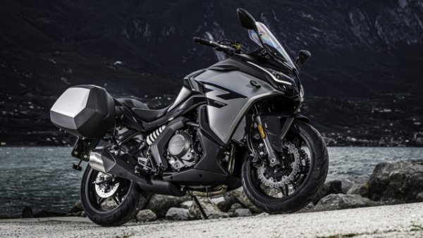 Китайският Cfmoto все още завършва похода си към големи кубатури. Неговият единствен 650Gt sport tourer обаче е оборудван с по-малко мощна от ендуро моделите  649-кубикова версия, която не може да изтръгне повече от 56,5 к.с.  Декларираната максимална скорост е 170 км/ч и мотоциклетът е почти напълно лишен от електроника. Въпреки това, този непретенциозен подход се изразява и в нисък разход на гориво с диапазон от 18 км/л и цена, която го отдалечава допълнително от другите мотоциклети в този списък: само 6 590 евро.

Оборудването му обаче включва регулируемо предно стъкло, 5-инчов цветен TFT инструментален панел и два USB гнезда. Преминавайки към шасито, Cfmoto 650Gt разполага с тръбна стоманена рамка, 41 mm телескопична вилка, регулируем заден моноблок и спирачна система с 300 mm дискове отпред и 240 mm отзад с ABS. Чистото тегло е  213 кг - без 19-те литра бензин, които могат да се съхраняват в резервоара, но с доставените два твърди странични калъфа с алуминиеви вложки.
